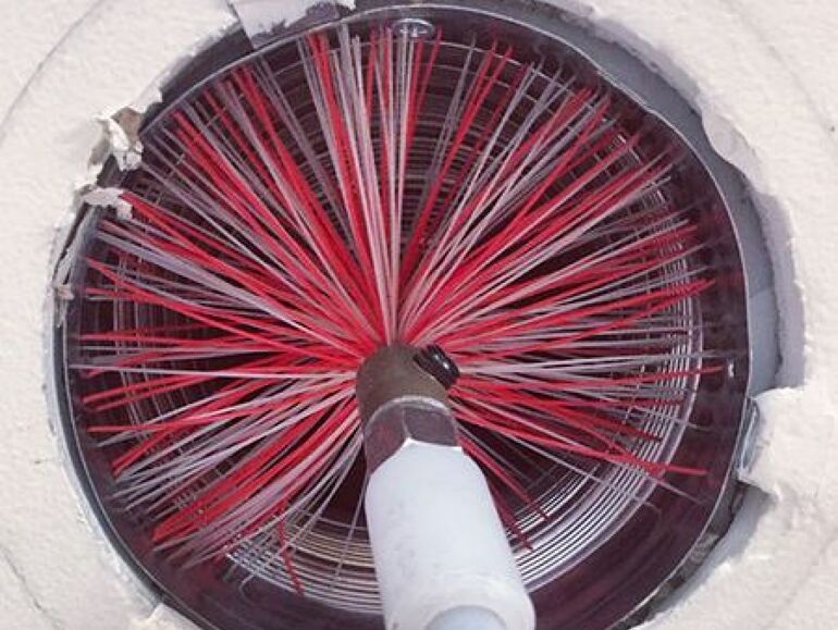 Børste som går gjennom ventilasjonsanlegg